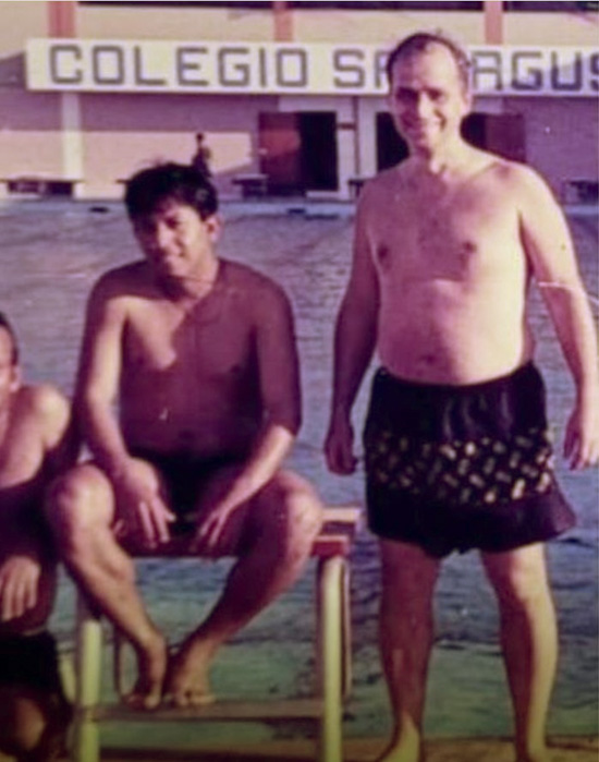 Robert Prevost en pantalones cortos