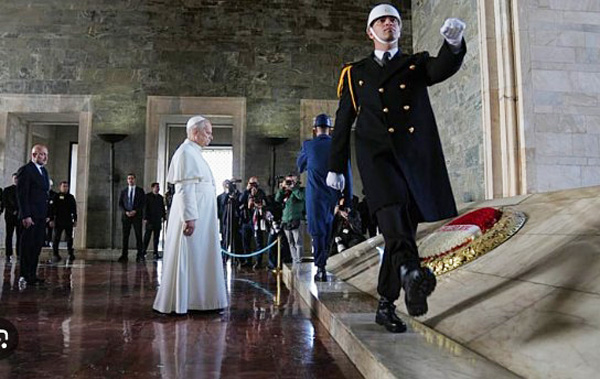 Pope visit Ataturk Nausoleum 1